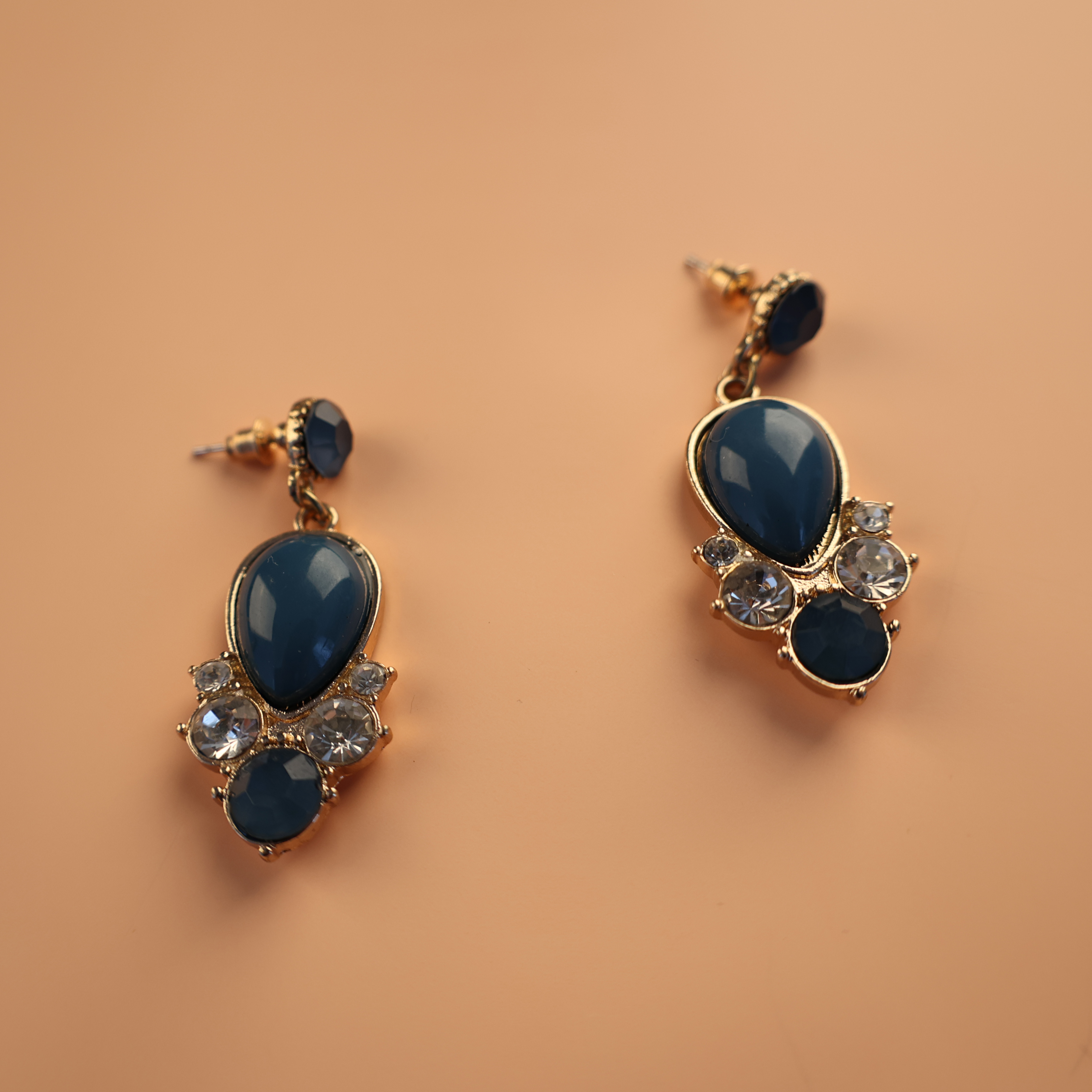 Pendientes de boda con diamantes de obsidiana azul y moissanita para mujer