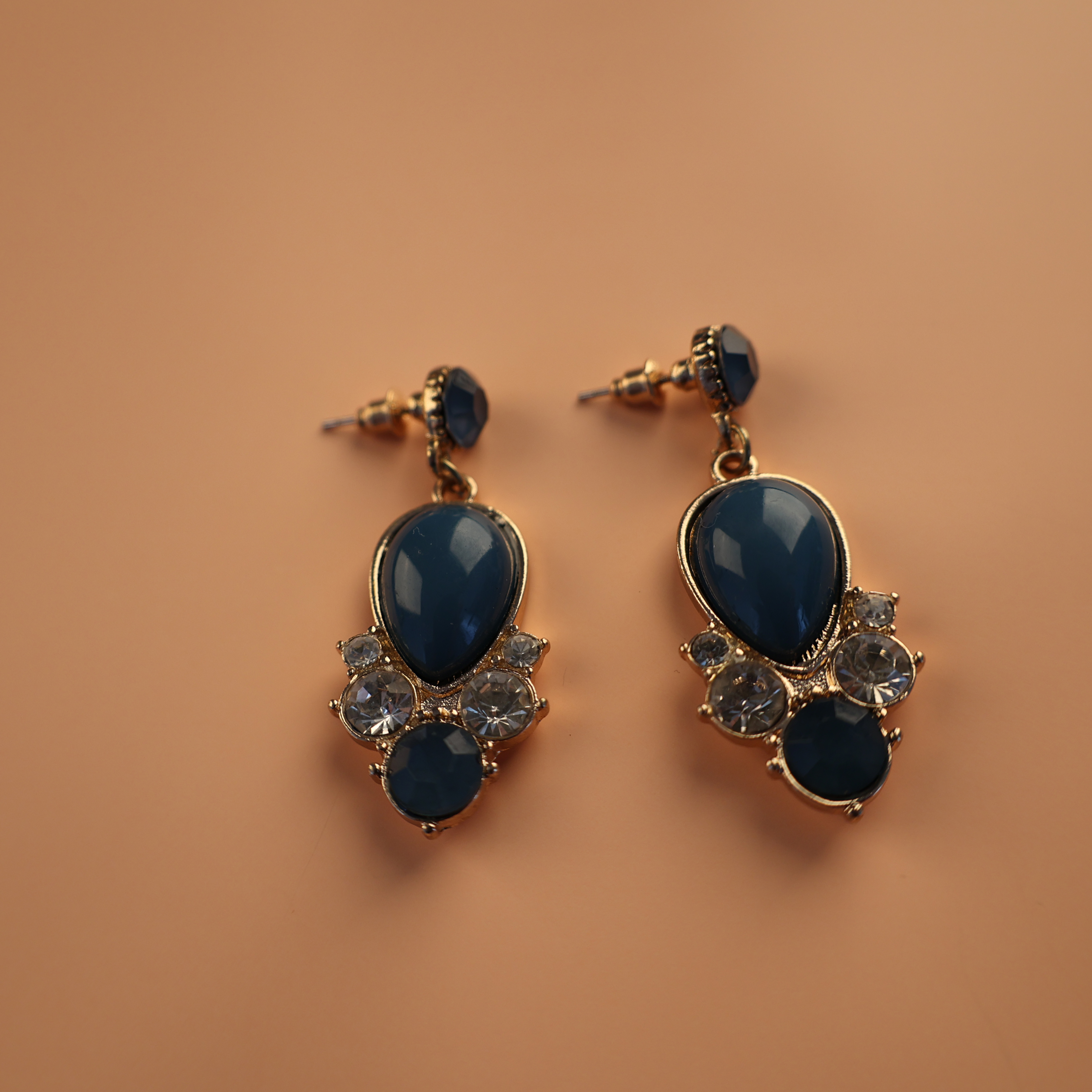 Pendientes de boda con diamantes de obsidiana azul y moissanita para mujer